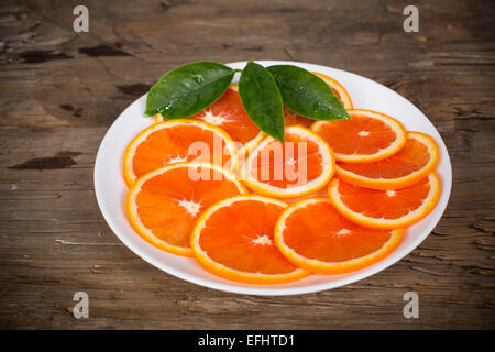 Rosso arancione affettato sul tavolo del marcio schede vecchia Foto Stock