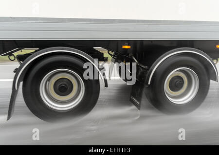 Accelerando le ruote di un camion su una autostrada Foto Stock