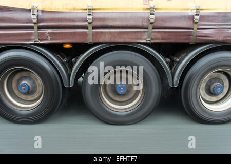 Accelerando le ruote di un camion su una autostrada Foto Stock