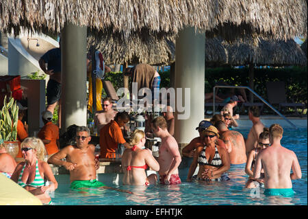 PUNTA CANA, Repubblica Dominicana. I turisti a uno swim-up bar in piscina. Foto Stock