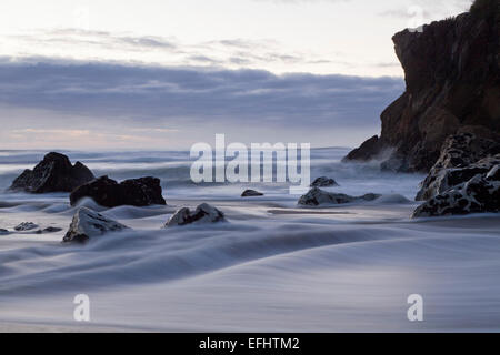 Una lunga esposizione vicino alla bocca del fiume Kohaihai sulla spiaggia, alta marea, blu ora, Karamea, Kahurangi National Park, costa ovest, sud Foto Stock