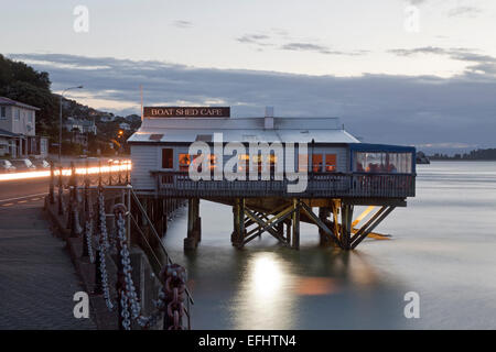 Ristorante fronte mare su palafitte in porto, barca capannone Cafe, Nelson, Isola del Sud, Nuova Zelanda Foto Stock