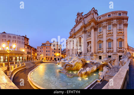 Panorama di Fontana di Trevi, la Fontana di Trevi, illuminato, Roma, Sito Patrimonio Mondiale dell'UNESCO Roma, Lazio, Lazio, Italia Foto Stock