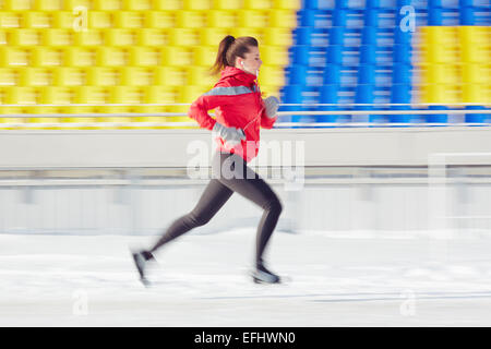 Montare la giovane donna in activewear in esecuzione a Stadium Foto Stock