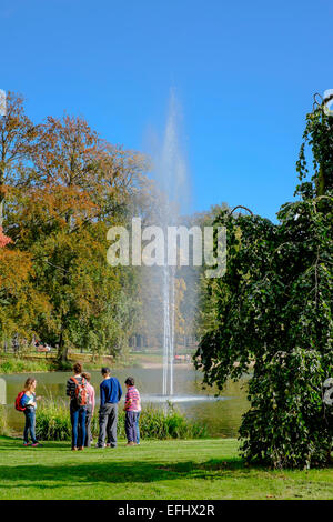 Getto di acqua di stagno e Parc de l'Orangerie park Strasburgo Alsace Francia Foto Stock