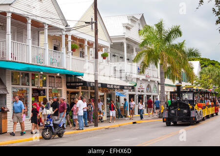 Conch Tour Train sulla principale strada dello shopping, Duval Street, Key West, Florida Keys, STATI UNITI D'AMERICA Foto Stock