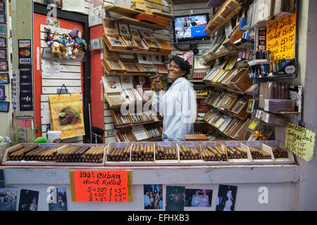 Donna vendita di sigari in un negozio di tabacco su Duval Street, Key West, Florida Keys, STATI UNITI D'AMERICA Foto Stock