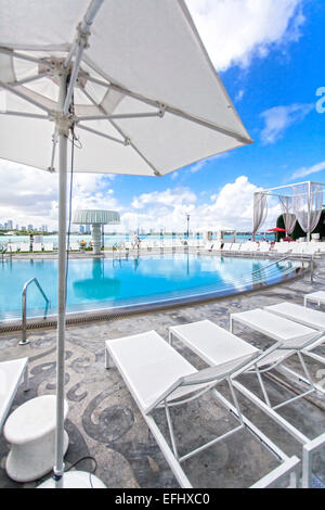 La zona della piscina presso hotel di lusso di Mondrian, South Beach, Miami, Florida, Stati Uniti d'America Foto Stock