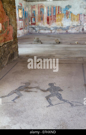 Mosaico di due atleti nel corridoio di entrata a casa VII.2.23, la storica città di Pompei nel Golfo di Napoli, Campania, Ita Foto Stock