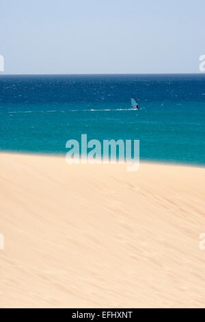 Vista attraverso le dune di sabbia verso il windsurf, Playa de sotavento Sotavento, Costa Calma, Jandia, Morro Jable Fuerteventura Canar Foto Stock