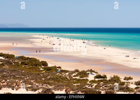 Gente sulla spiaggia Playa de Sotavento Sotavento, Costa Calma, Jandia, Morro Jable Fuerteventura, Euro Foto Stock