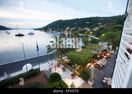 La terrazza del ristorante dell'hotel lungo il porto naturale, Sipanska Luka, isola di Sipan, isole Elafiti, a nord-ovest di Dubrovnik Foto Stock