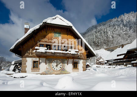 Grande Orologio a cucù, Hofgut Sternen, Ravenna Gorge, nei pressi di Freiburg im Breisgau, Foresta Nera, Baden-Wuerttemberg, Germania Foto Stock