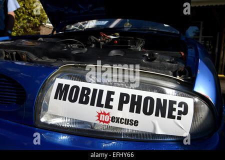 Telefono cellulare, nessuna scusa adesivo su un display di polizia veicolo, REGNO UNITO Foto Stock