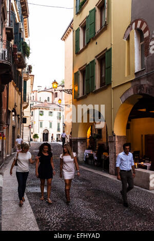 I pedoni nel centro storico, Verona, Veneto, Italia Foto Stock