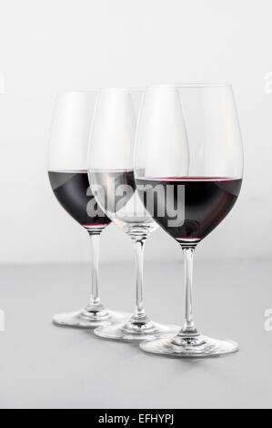 Due bicchieri di vino rosso e un bicchiere vuoto, Amburgo, Germania settentrionale, Germania Foto Stock