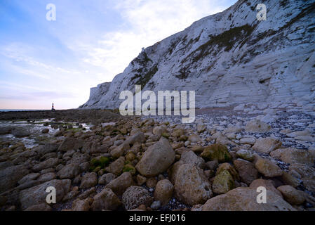 Beachy Head massi e del faro al tramonto Foto Stock