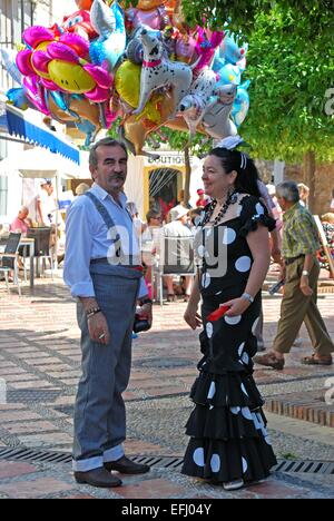 Coppia spagnola indossando vestiti tradizionali in Plaza de la Iglesia durante la Romeria San Bernabe, Marbella, Spagna. Foto Stock