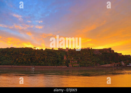 Fiery sunrise sopra fortezza Ehrenbreitstein, Coblenza, Deutsches Eck, alla confluenza del Reno e Mosella, Renania-Palatinato, Germa Foto Stock