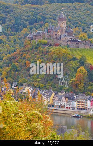 Vista del castello di Reichsburg, castello di Cochem, costruito circa 1100 sotto Pfalzgraf Ezzo e Cochem Mosel, Renania-Palatinato, Germania Foto Stock