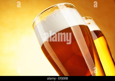 Due bicchieri di birra close-up Foto Stock