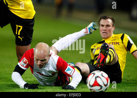 Dortmund, Germania. 4 febbraio, 2015. Dortmund Kevin Grosskreutz (r) e di Augusta Tobias Werner si contendono la palla durante la Bundesliga partita di calcio Borussia Dortmund vs FC Augsburg a Dortmund, Germania, il 4 febbraio 2015. Foto: Roland Weihrauch/dpa/Alamy Live News Foto Stock