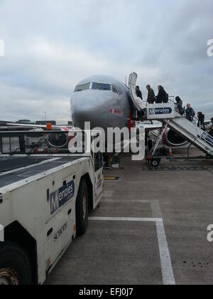 Persone di salire a bordo di una compagnia aerea low-cost all'Aeroporto di Manchester Foto Stock