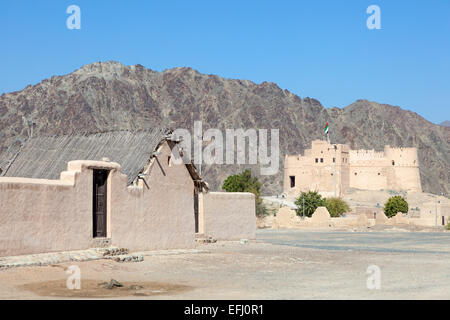 Storico forte ed il villaggio del patrimonio culturale in Fujairah, Emirati Arabi Uniti Foto Stock