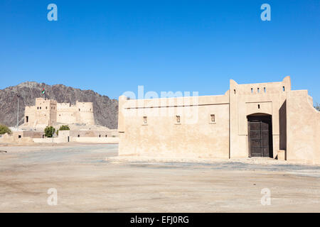 Storico forte ed il villaggio del patrimonio culturale in Fujairah, Emirati Arabi Uniti Foto Stock