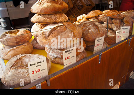 Le pagnotte di pane francese a un mercato di agricoltori, Place du Capitole, Toulouse, Haute-Garonne, Midi- Pyréneés, Occitanie, France le Foto Stock