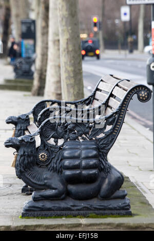 Banchi di cammello sulla Victoria Embankment Foto Stock