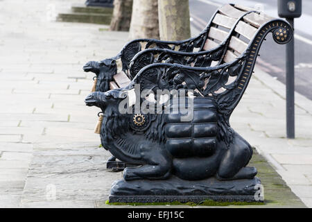 Banchi di cammello sulla Victoria Embankment Foto Stock