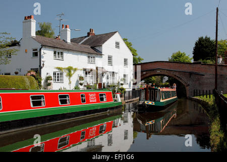 Narrowboats su Bridgewater Canal da Lymm Bridge e Bridgewater House a Lymm nel Cheshire Foto Stock