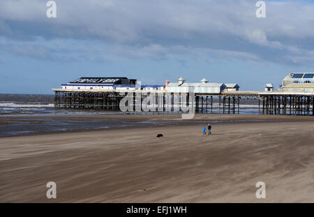 Blackpool Lancashire Regno Unito - la gente camminare sulla spiaggia deserta in una fredda giornata di inverni Foto Stock