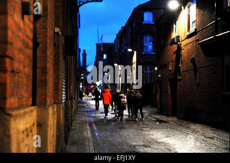 Manchester Lancashire Regno Unito - la gente camminare lungo la strada scura nel Canal Street District di Manchester Foto Stock