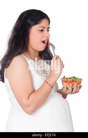 1 indiano donna gravidanza mangiare insalata di dieta Foto Stock
