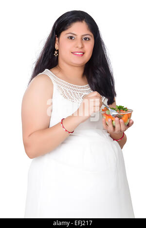 1 indiano donna gravidanza mangiare insalata di dieta Foto Stock