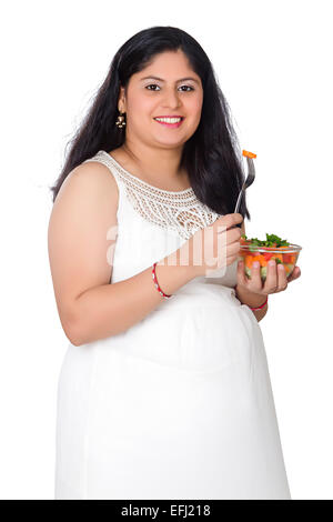 1 indiano donna gravidanza mangiare insalata di dieta Foto Stock