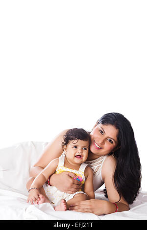 2 bambino indiano con la madre premurosa Foto Stock