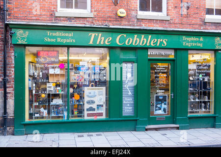 The Cobblers è un tradizionale negozio di riparazione scarpe ad Ashbourne, Derbyshire, Inghilterra, Regno Unito Foto Stock