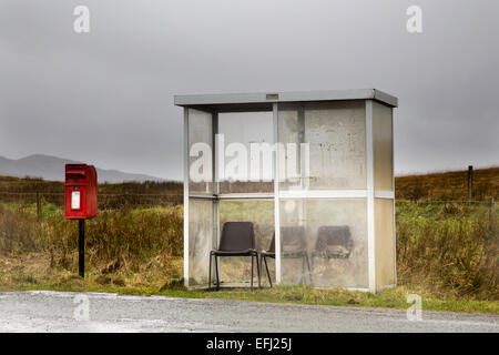 Il bus Shelter e casella postale, Skye, SAcotland Foto Stock