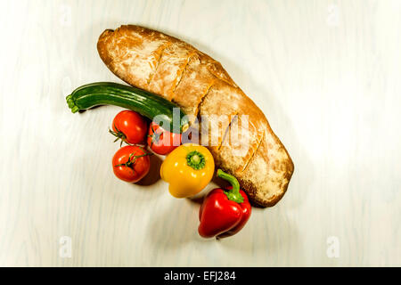 Una casa fatta crusty bloomer focaccia con verdure fresche. Foto Stock