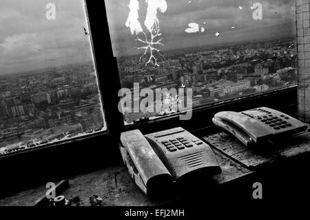 Panorama di Milano (Italia) visto da una finestra abbandonata grattacielo Foto Stock