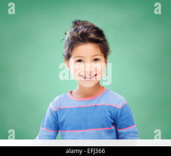 Bambina su chalk sfondo della scheda a scuola Foto Stock