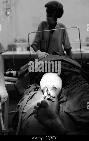 I chirurghi di MSF trattare un paitent in Kismayo Somalia 1994 Foto Stock