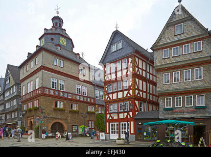 Town Hall e semi-case con travi di legno nella piazza del mercato, Herborn, Westerwald, Hesse, Germania, Europa Foto Stock