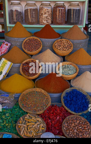 Spice Shop, negozio di generi alimentari, Rahba Kedima Square, Place des Epices, Medina, Marrakech, Worlrd UNESCO Patrimonio dell'Umanità, Marocco, Maghreb, Foto Stock