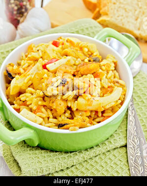 Pilaf con piatti a base di frutti di mare e pane sul tovagliolo Foto Stock