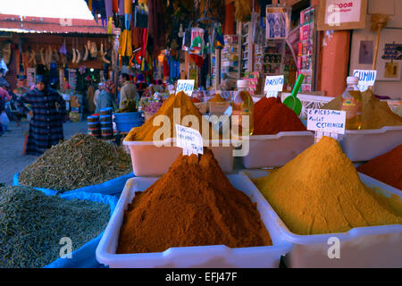 Spice Shop, negozio di generi alimentari, Rahba Kedima Square, Place des Epices, Medina, Marrakech, Worlrd UNESCO Patrimonio dell'Umanità, Marocco, Maghreb, Foto Stock