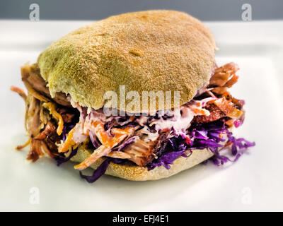 Estratto di carne di maiale con sandwich coleslaw Foto Stock